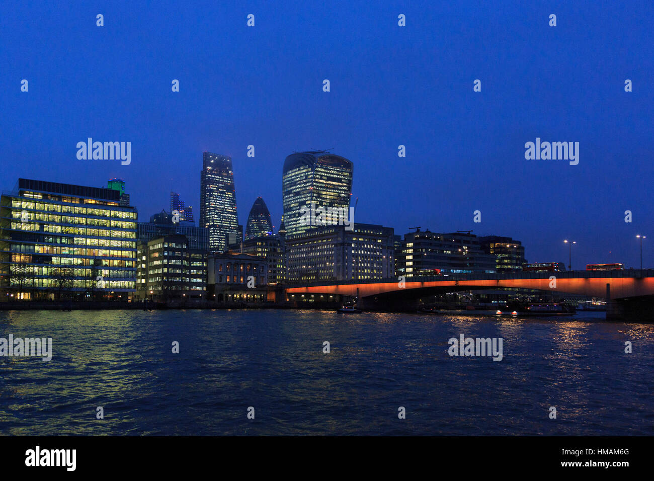 Il 31 gennaio 2017. Londra, Regno Unito. Skyline della città di Londra con il London Bridge e il fiume Tamigi al crepuscolo. Foto Stock