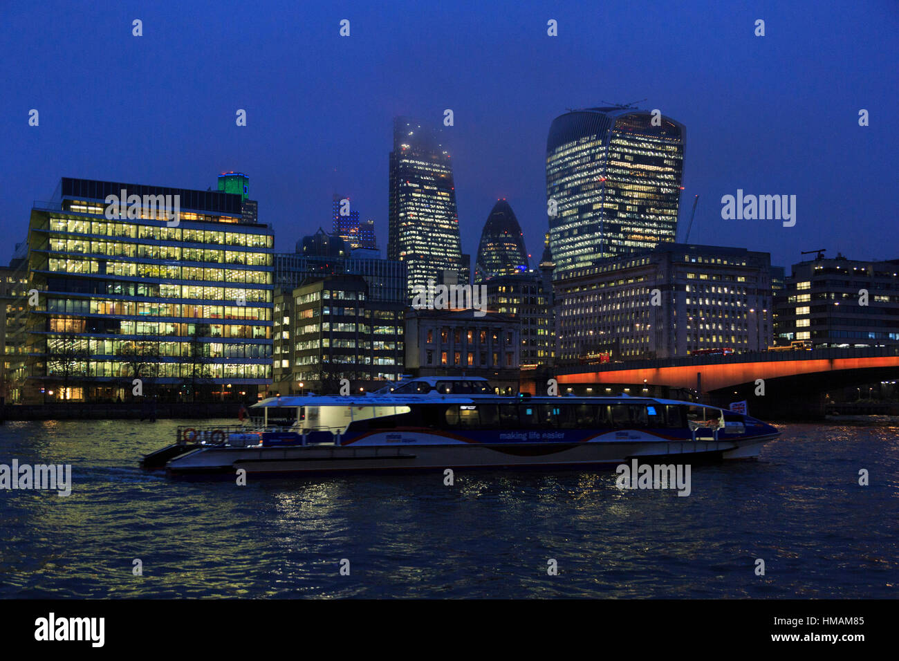 Il 31 gennaio 2017. Londra, Regno Unito. Skyline della città di Londra con il London Bridge e il fiume Tamigi al crepuscolo. Foto Stock