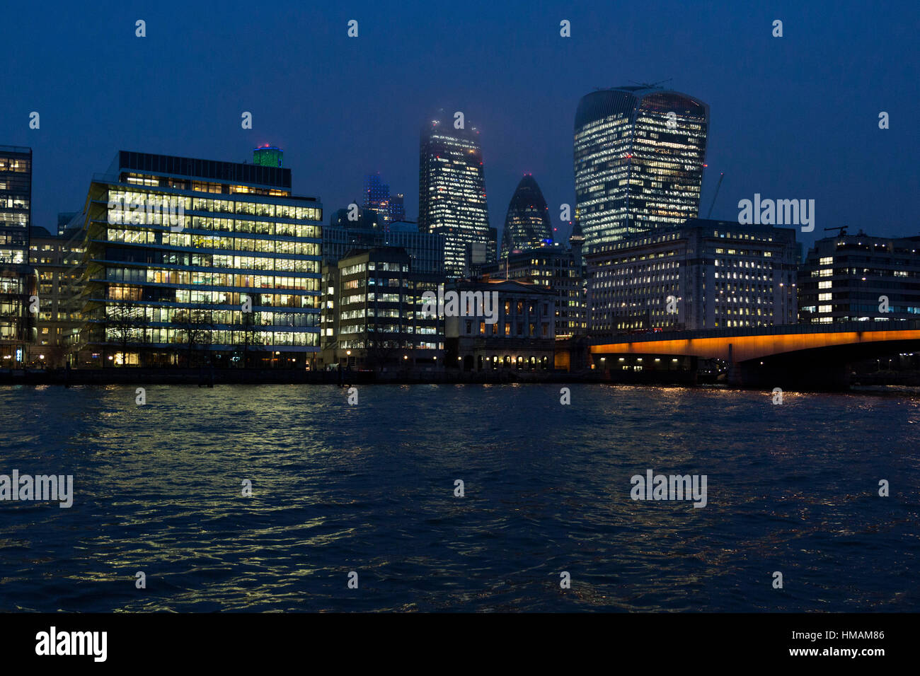 Il 31 gennaio 2017. Londra, Regno Unito. Skyline della città di Londra con il London Bridge e il fiume Tamigi al crepuscolo. Foto Stock