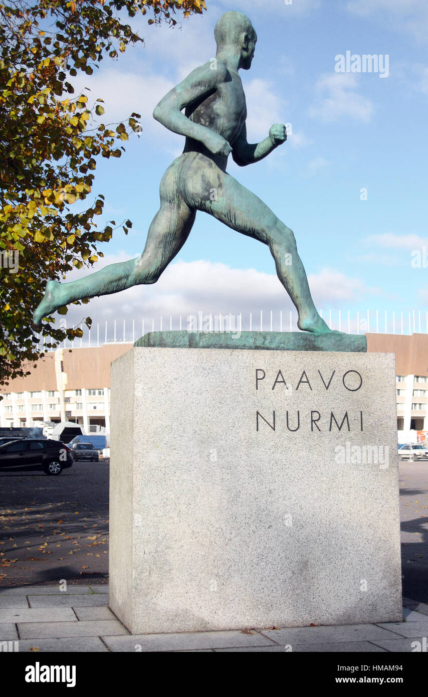 La statua in bronzo di Wäinö Aaltonen dell'atleta finlandese Paavo Nurmi, fuori dallo stadio olimpico, Tallbackavagen, Helsinki, Finlandia Foto Stock