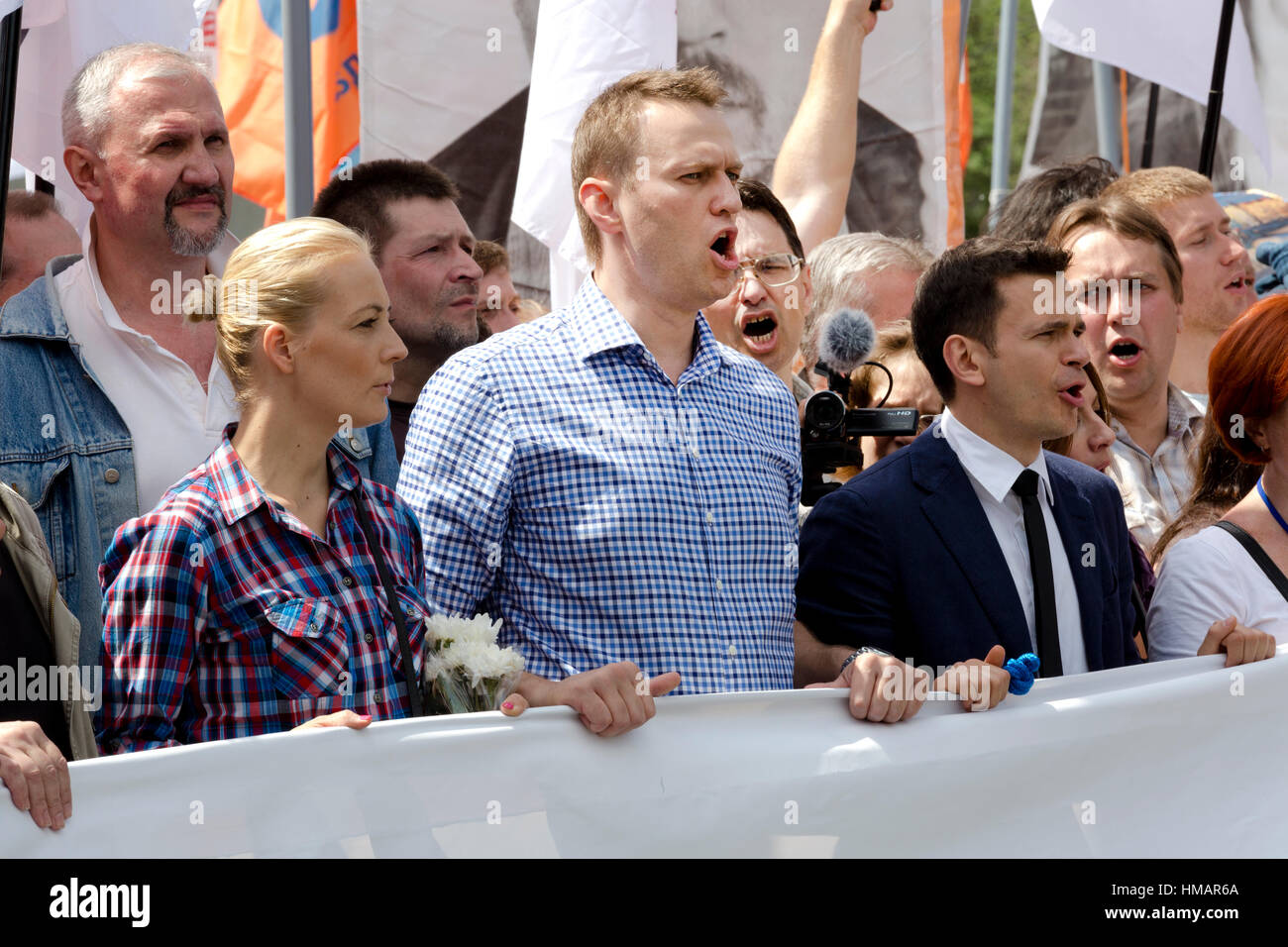 Il Russo leader dell opposizione Alexei Navalny (centro), sua moglie Yulia (R) e Ilya Yashino (L) a ropposition marzo attraverso una strada Foto Stock