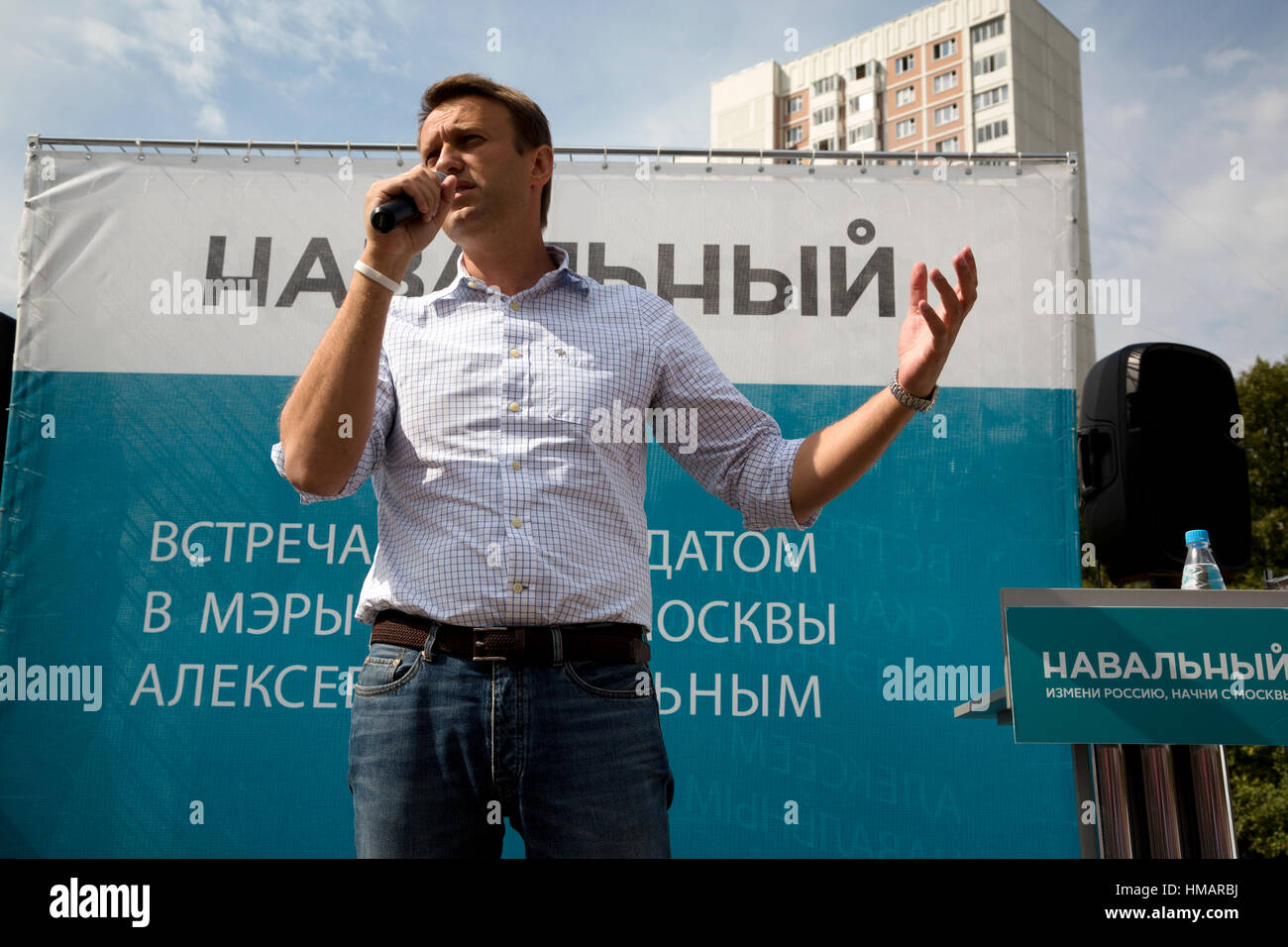 Il Russo leader dell opposizione Alexei Navalny parla agli elettori e sostenitori di parcheggio durante la campagna elettorale per il sindaco di Mosca Foto Stock