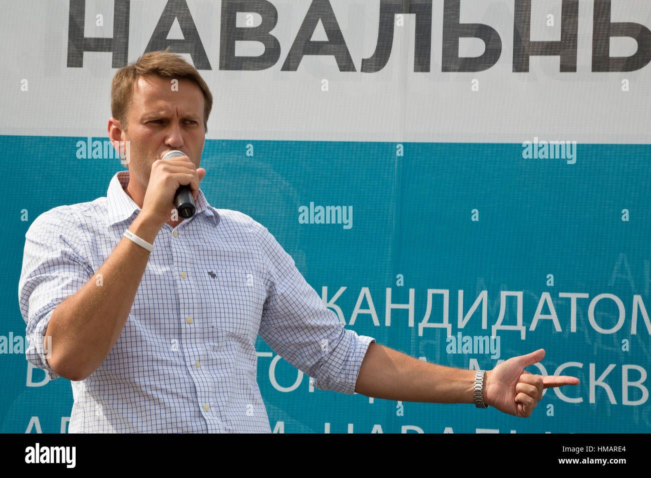 Il Russo leader dell opposizione Alexei Navalny parla agli elettori e sostenitori di parcheggio durante la campagna elettorale per il sindaco di Mosca Foto Stock