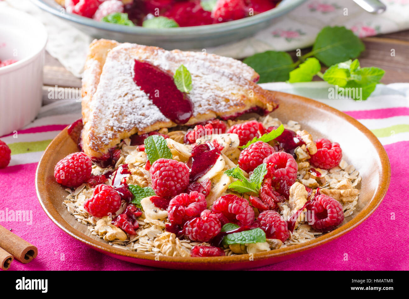Toast alla francese con frutti di bosco, menta e cannella Foto Stock