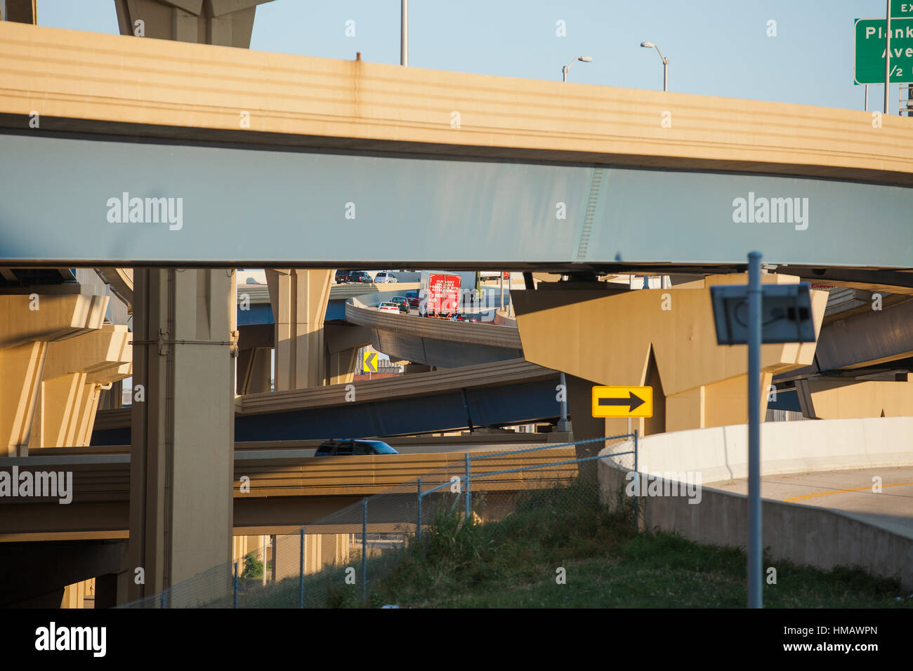 Le rampe si snodano su Marquette Interchange nel centro di Milwaukee, Wisconsin, dove la Interstate 43, Interstate 94, e Interstate 794 si incontrano. Foto Stock