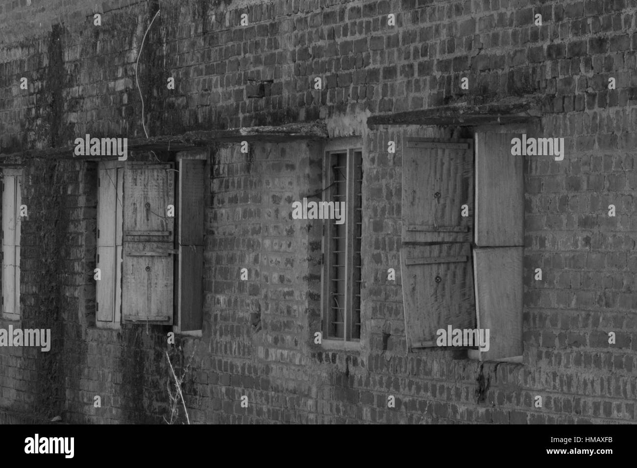 Fotografia in bianco e nero di un vecchio edificio con persiane alle finestre in India Foto Stock