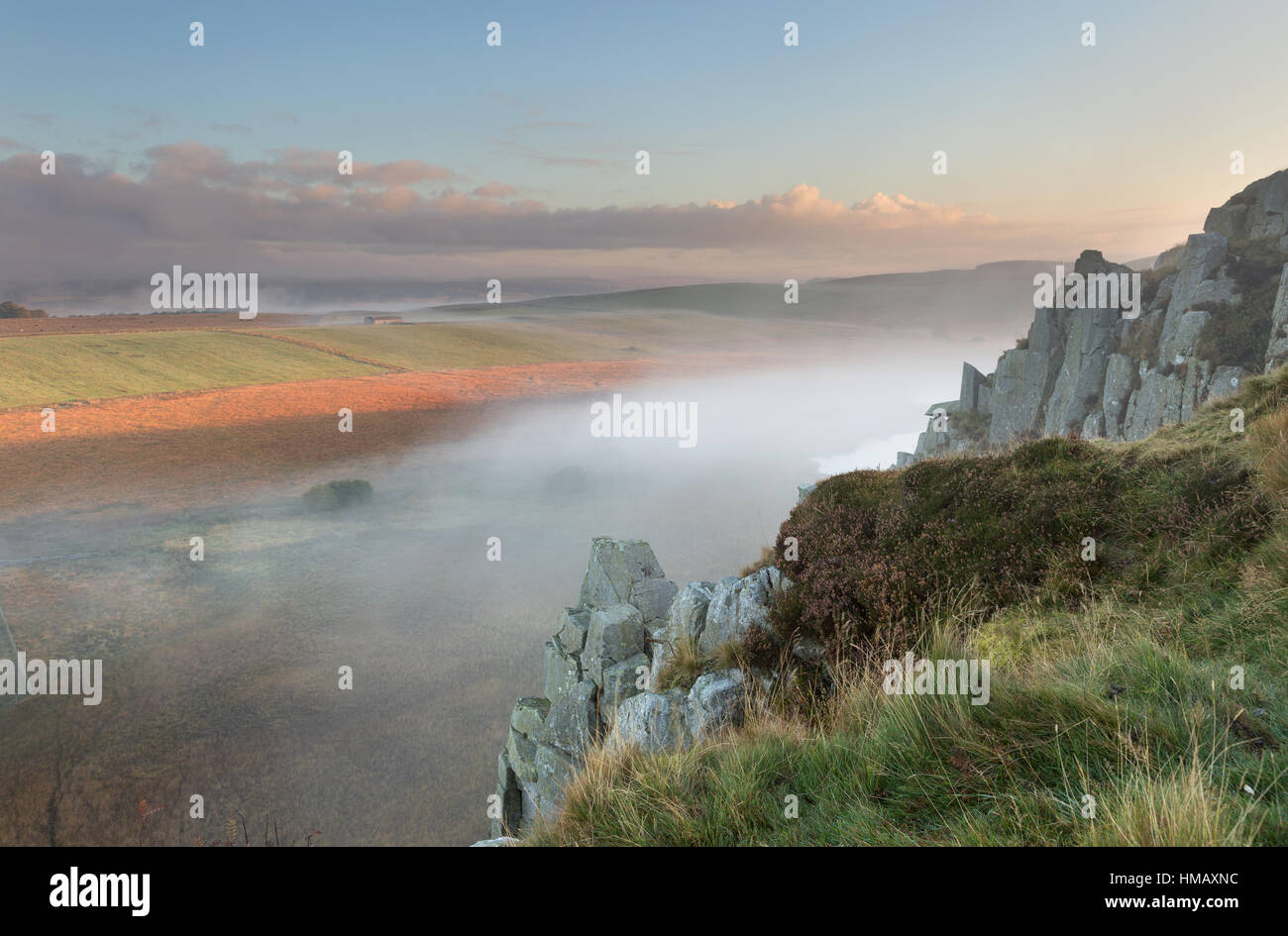 Il Vallo di Adriano: Early Morning mist rupe sartie Lough, visto da qui il percorso fino a balze Highshield Foto Stock