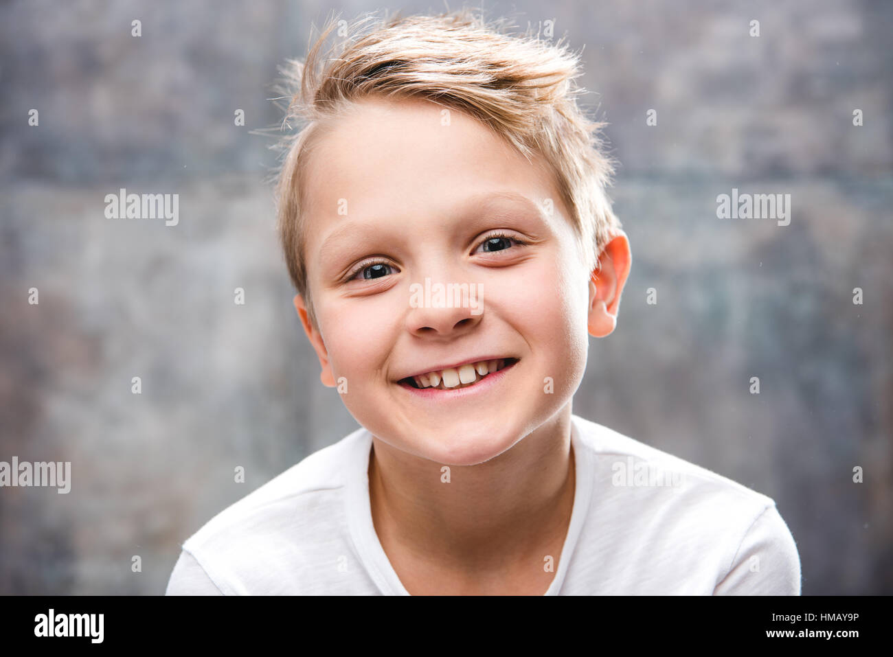 Carino il ragazzo sorridente Foto Stock