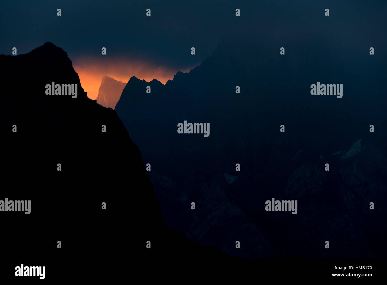 Drammatica sopra le nuvole Lechtal montagne, sunrise, Elmen, Lechtal, Distretto di Reutte, Tirolo, Austria Foto Stock