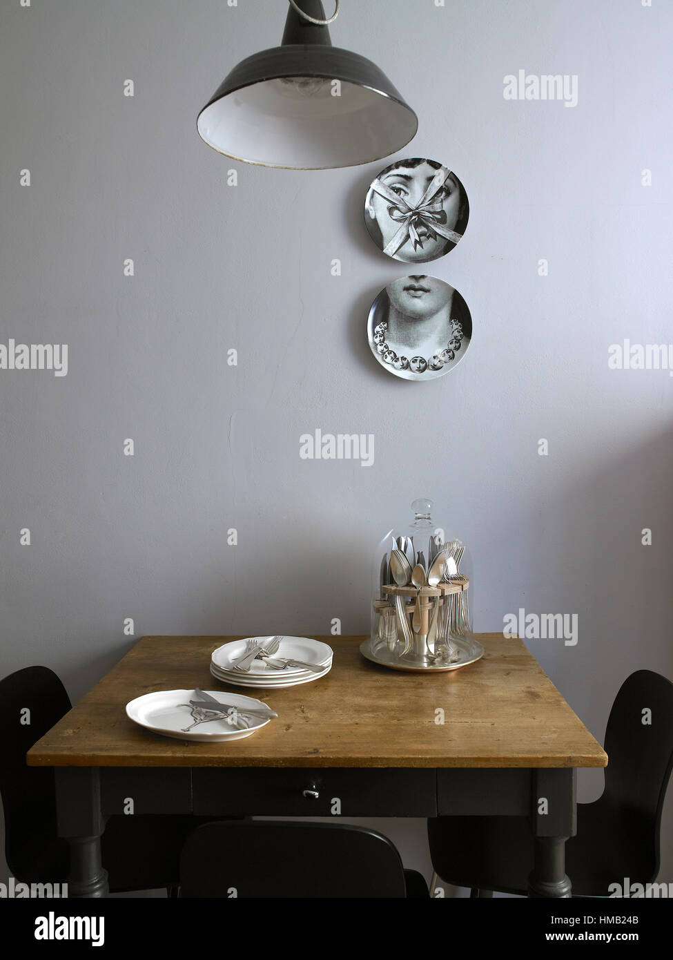 All'interno di un appartamento, un tavolino, cucina con piatti Fornasetti  sulla parete Foto stock - Alamy