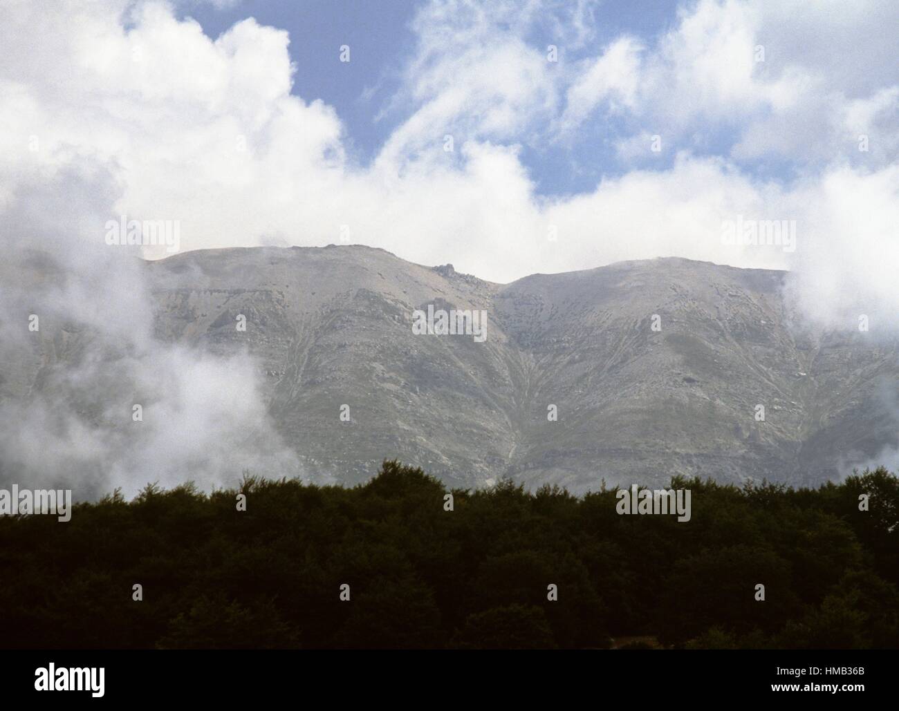 Massiccio della Majella avvolta nelle nuvole, Parco Nazionale della Majella, Abruzzo, Italia. Foto Stock