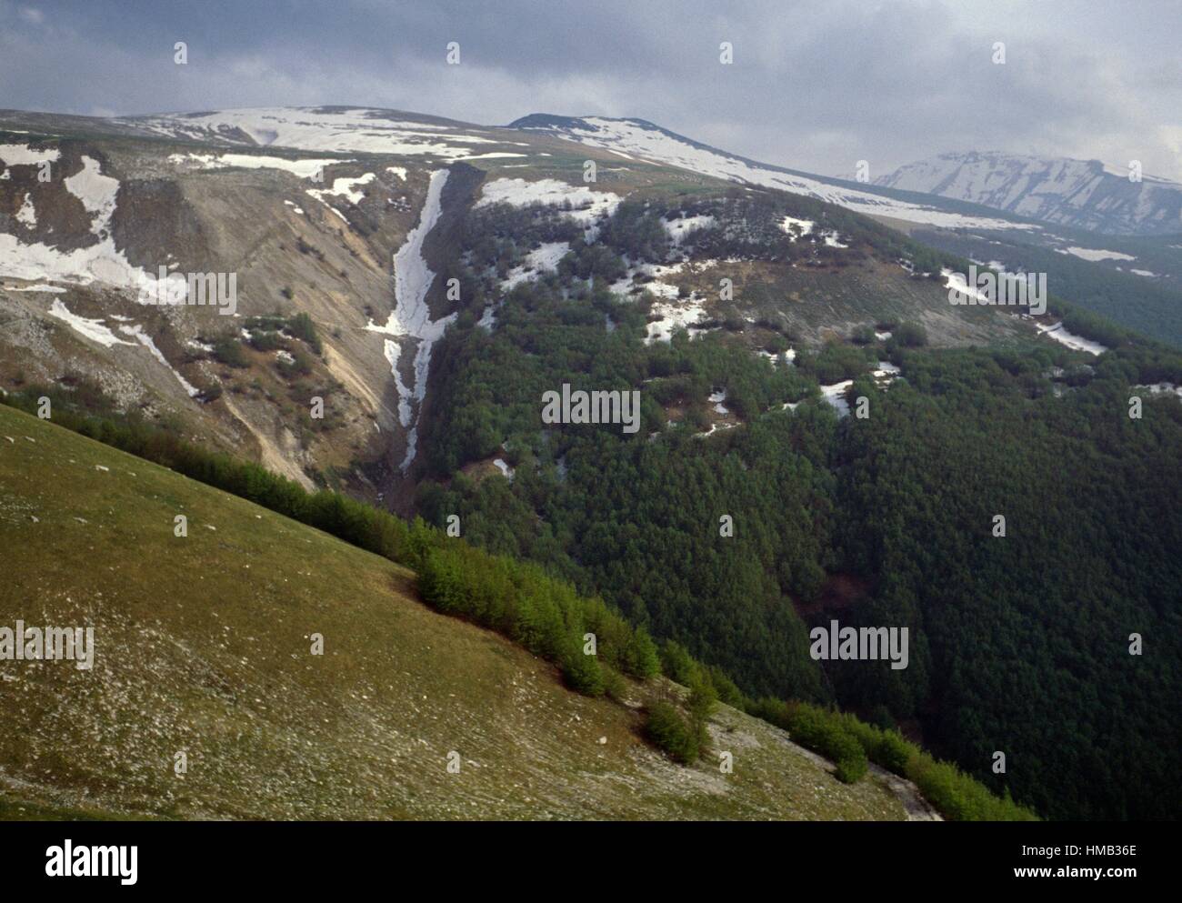 Massiccio della Majella parzialmente coperto di neve, il Parco Nazionale della Majella, Abruzzo, Italia. Foto Stock