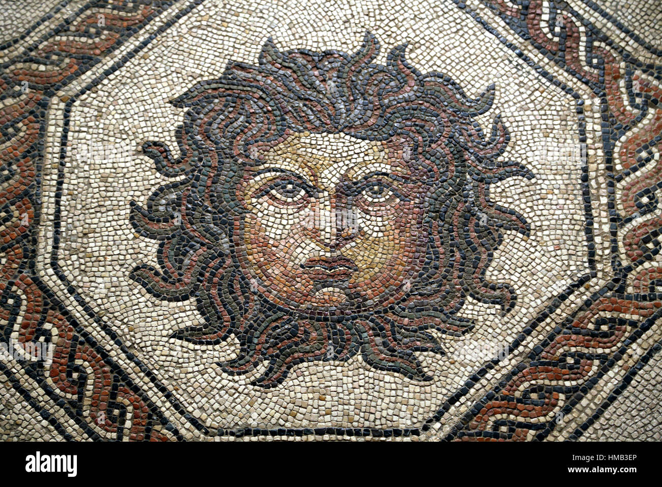 Mosaico di Medusa e le stagioni. Calcare. Roman. Iv secolo. Palencia. Museo Archeologico Nazionale di Madrid. Spagna. Foto Stock