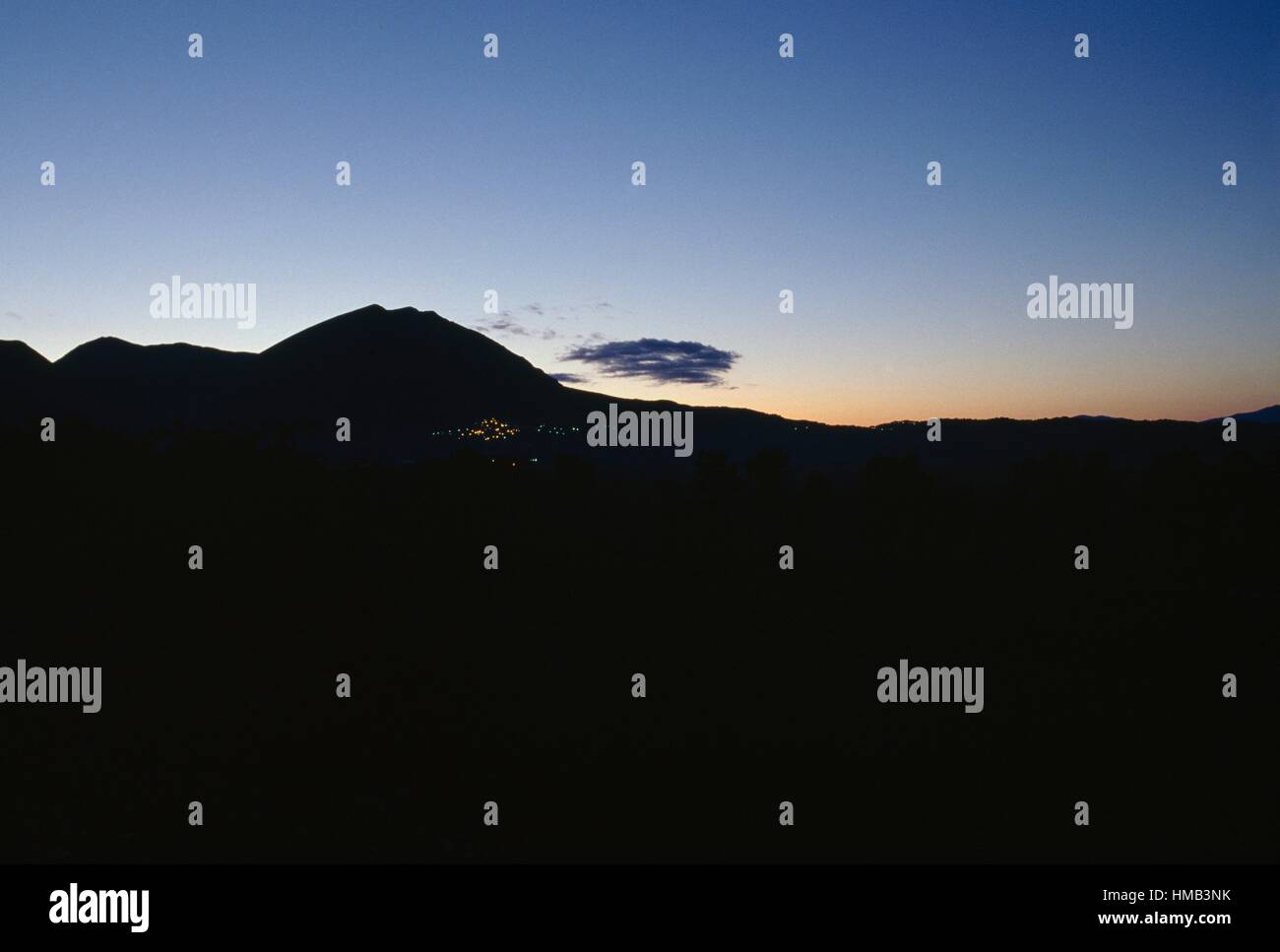 Vista della Rocca di Cambio al tramonto, Altopiano delle Rocche, Parco regionale del Sirente, Abruzzo, Italia. Foto Stock