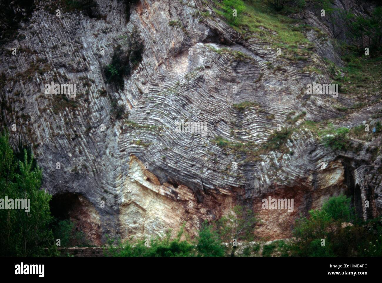 Roccia stratificata faccia in Valnerina, Umbria, Italia. Foto Stock