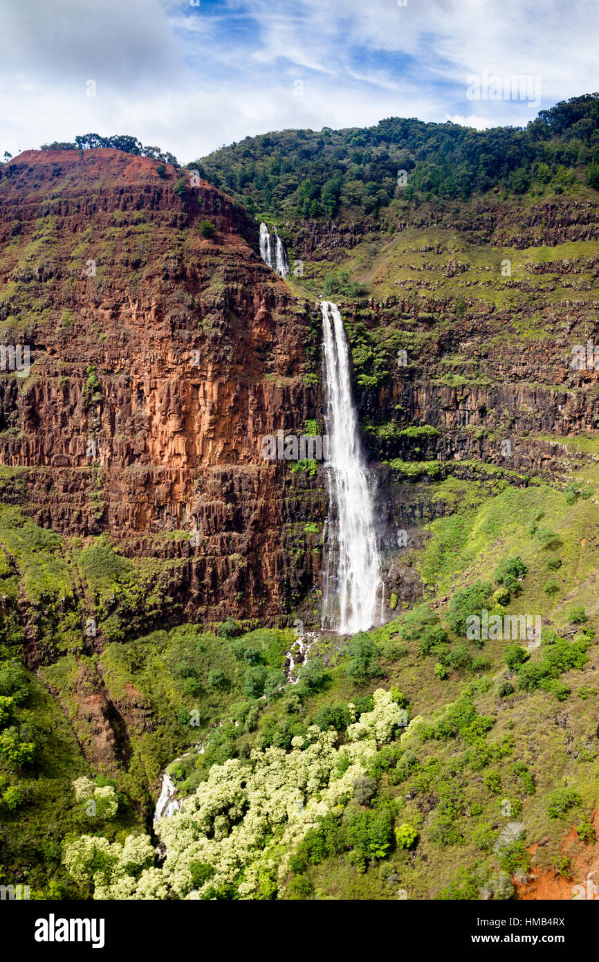 Vista aerea del Waipoo cade nel Canyon di Waimea sulla Kauai, Hawaii, Stati Uniti d'America. Foto Stock