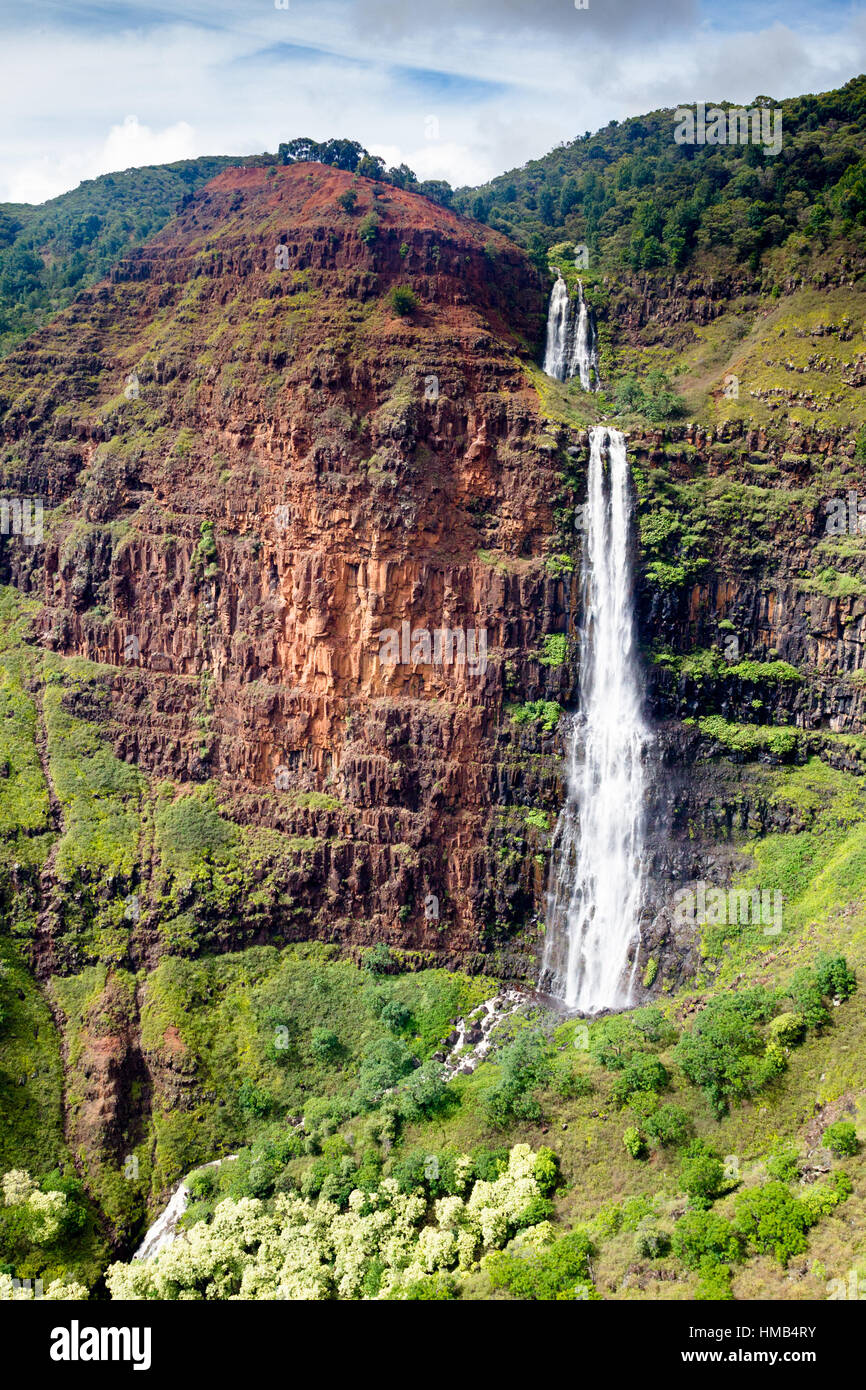 Vista aerea del Waipoo cade nel Canyon di Waimea sulla Kauai, Hawaii, Stati Uniti d'America. Foto Stock
