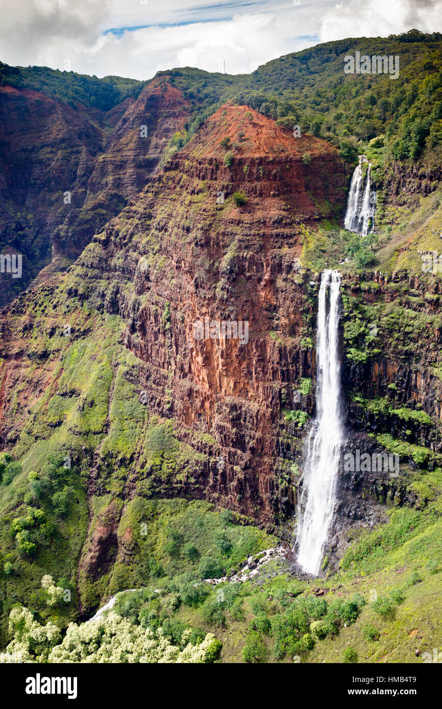 Vista aerea del Waipoo cade nel Canyon di Waimea sulla Kauai, Hawaii, Stati Uniti d'America. Foto Stock
