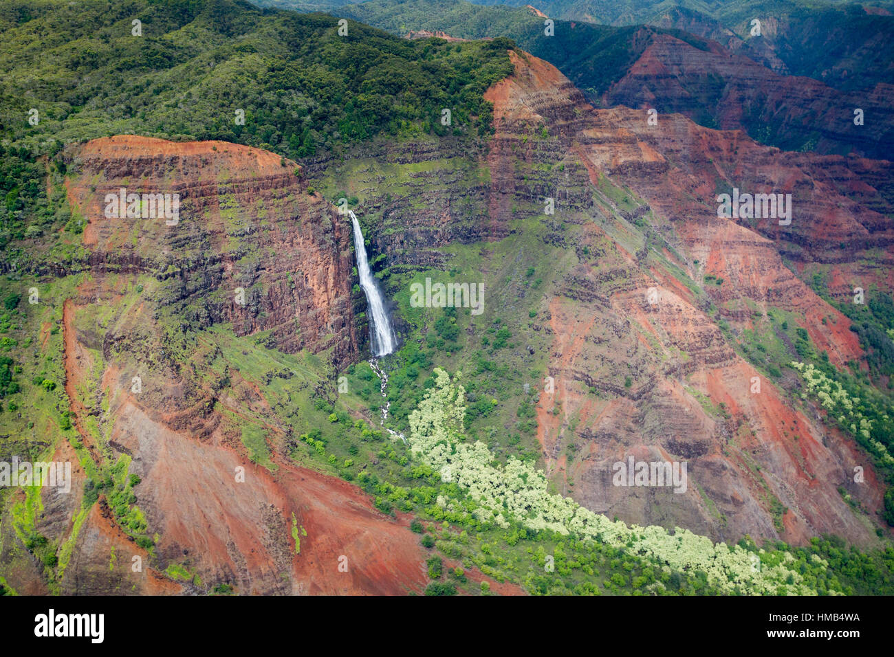 Vista aerea del Waipoo cade nel Canyon di Waimea sulla Kauai, Hawaii, Stati Uniti d'America. Foto Stock