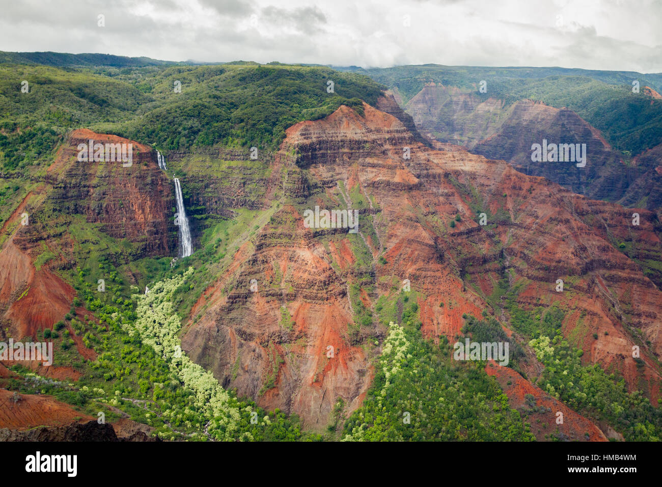 Vista aerea del Waipoo cade nel Canyon di Waimea sulla Kauai, Hawaii, Stati Uniti d'America. Foto Stock