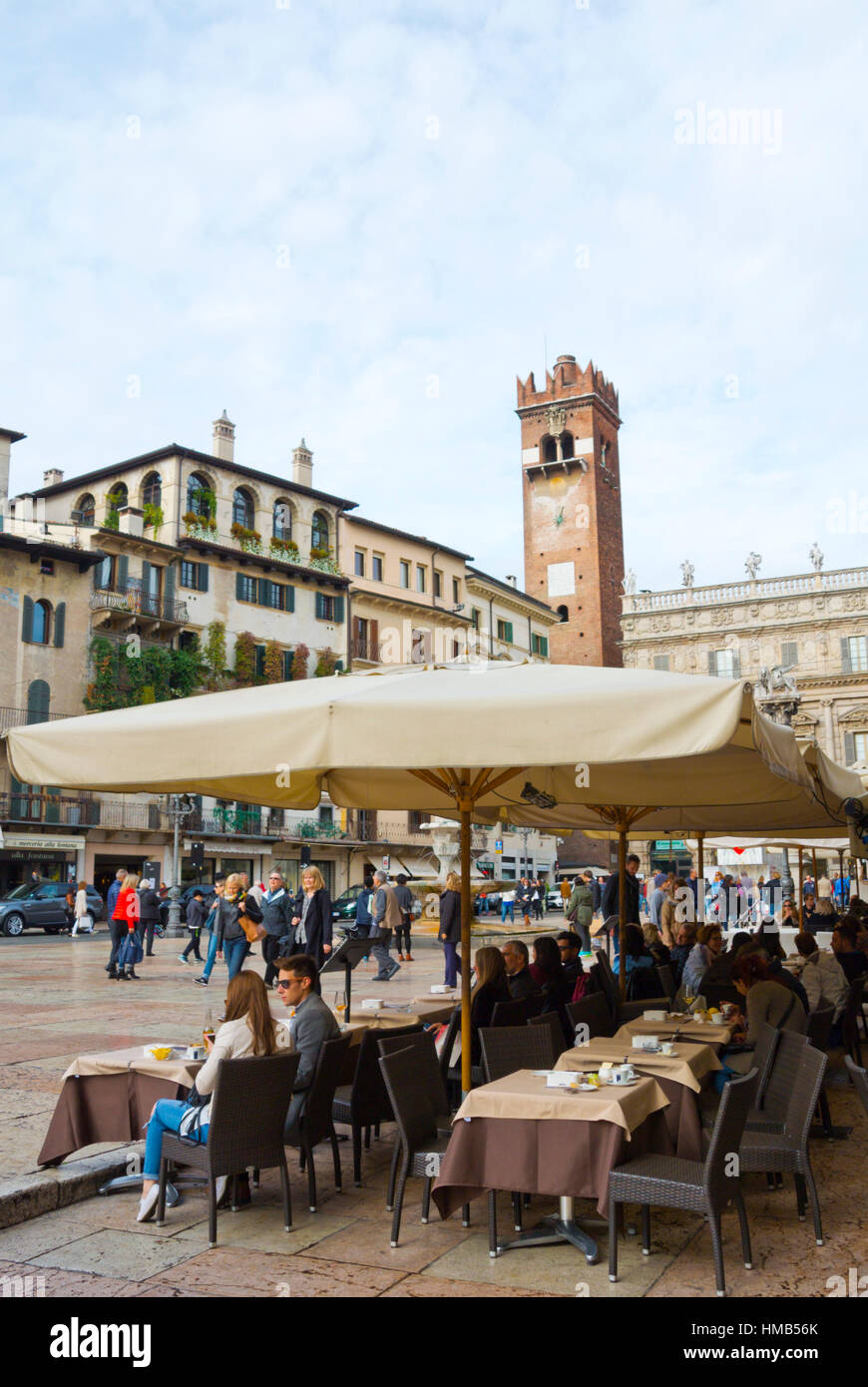Cafe e ristorante Le Terrazze, Piazza delle Erbe, Verona, Veneto, Italia Foto Stock
