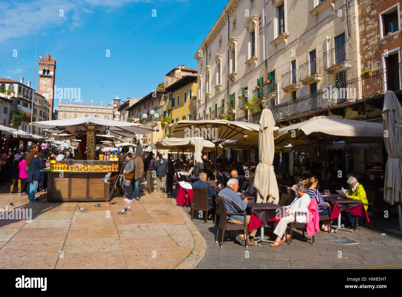 Cafe e ristorante Le Terrazze, Piazza delle Erbe, Verona, Veneto, Italia Foto Stock