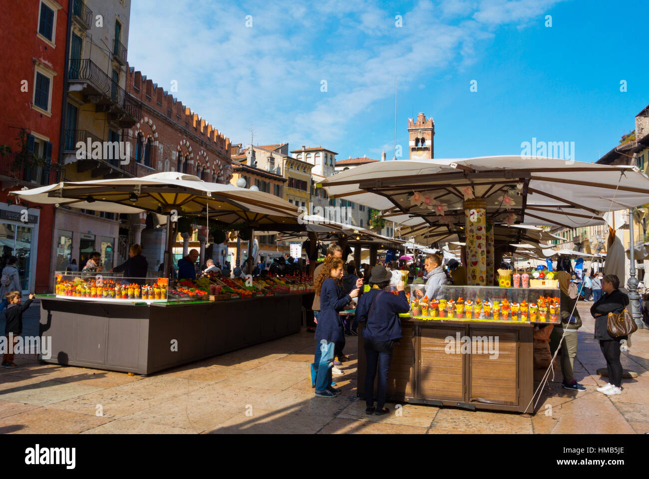 Le bancarelle del mercato di Piazza delle Erbe, Verona, Veneto, Italia Foto Stock