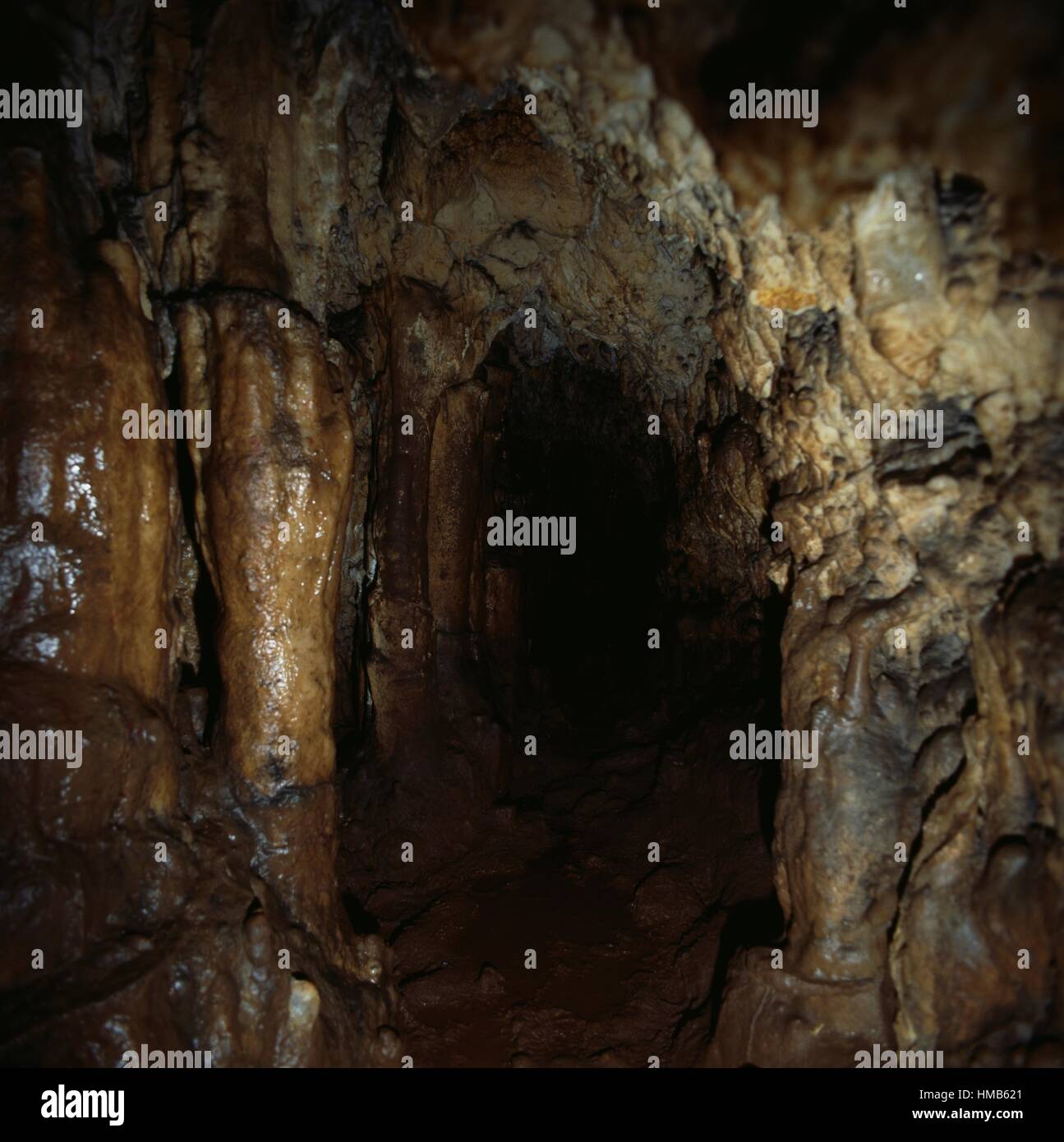 In una grotta vicino alla necropoli di Pantalica, Pantalica Riserva Naturale Cava Grande il torrente e la valle del fiume Anapo valley, Foto Stock