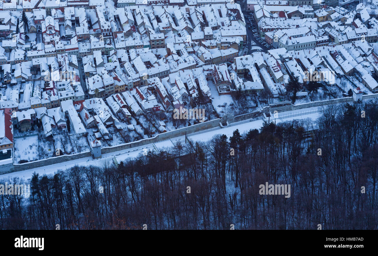 Vista aerea della città vecchia case in inverno. BrasovRomania Foto Stock