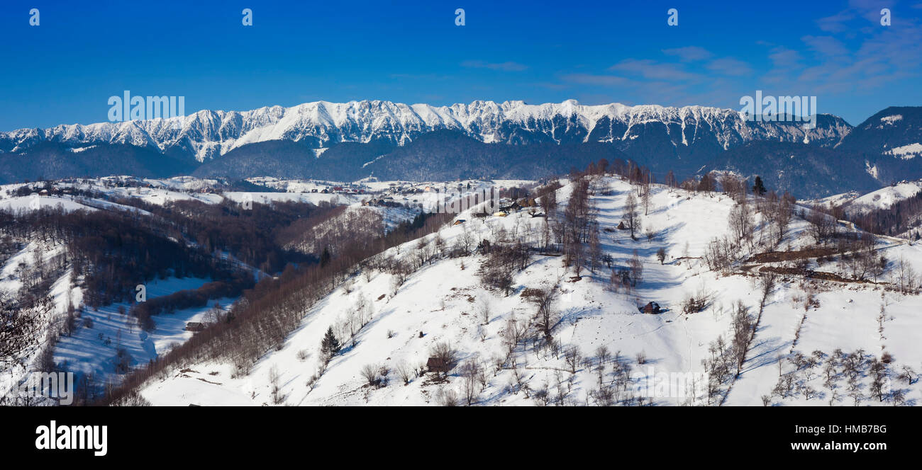 Paesaggio invernale in montagna, Piatra Craiului massiccio, Carpazi romeni visto da Rucar-Bran autostrada Foto Stock