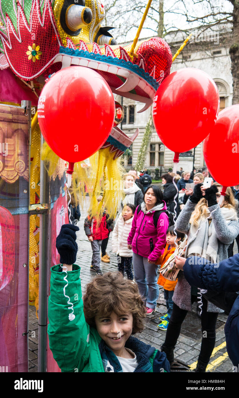 La folla e il drago cinese, China Town, Londra, Inghilterra Foto Stock