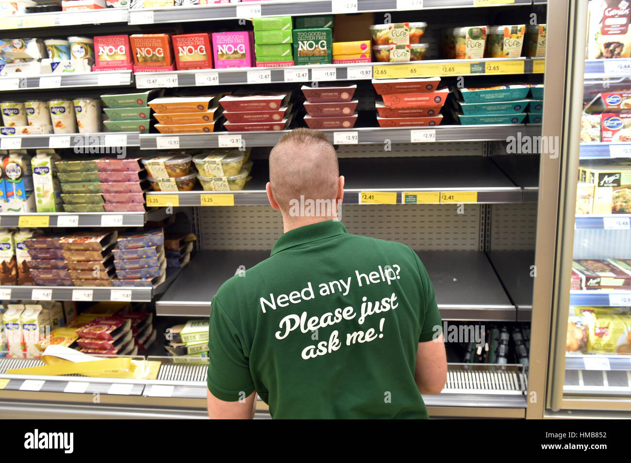 Supermercato shop lavoratore ripiani scorte UK Foto Stock