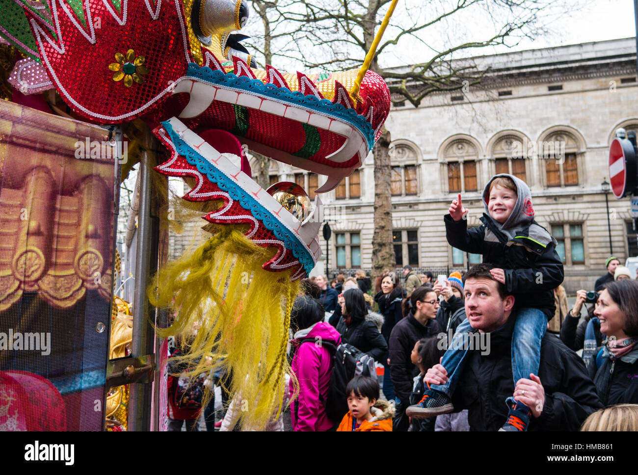 La folla e il drago cinese, China Town, Londra, Inghilterra Foto Stock