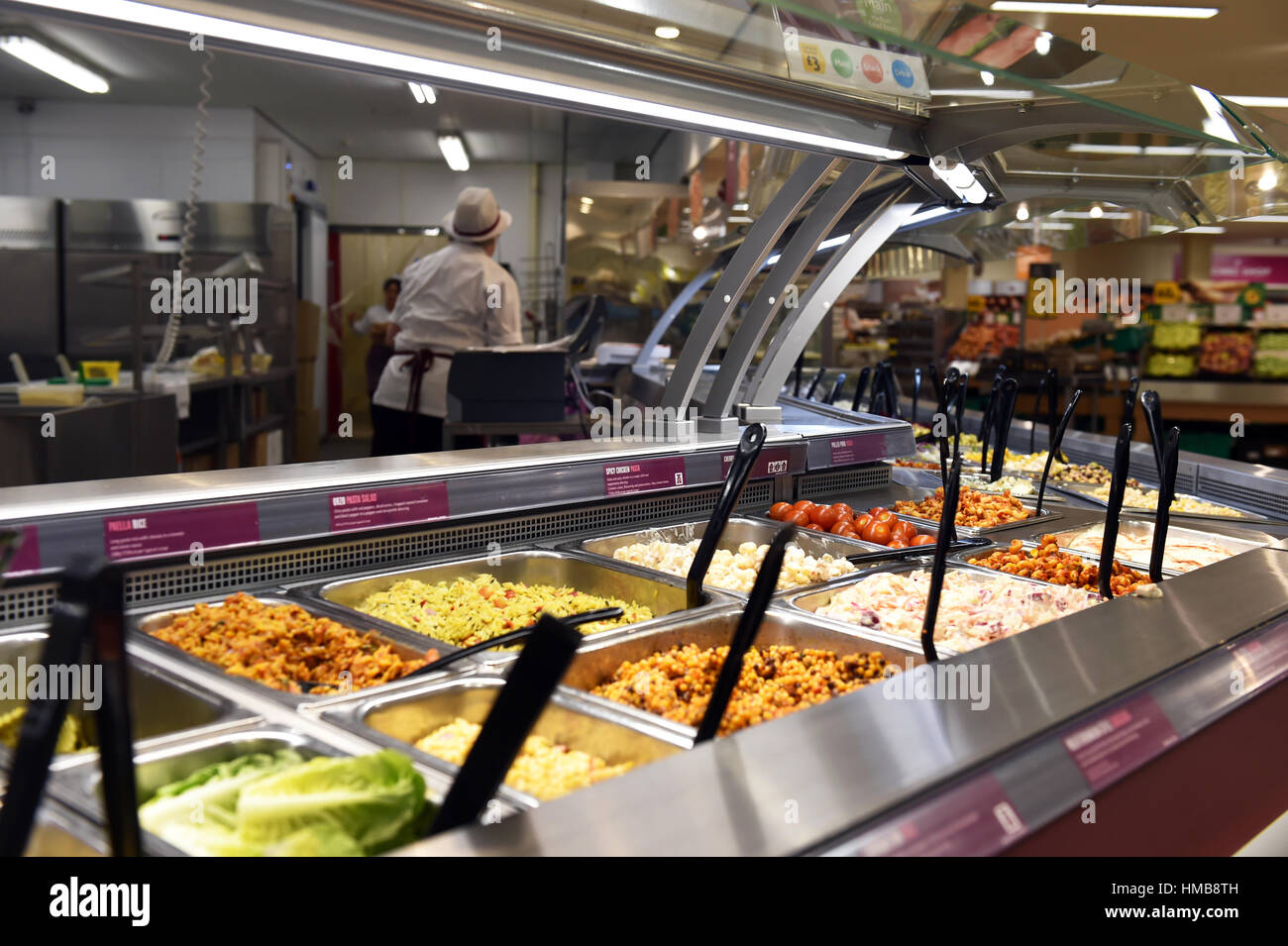 Scegliere fresco e mescolare insalata in un supermercato UK Foto Stock