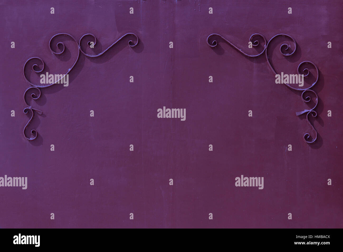 Metallo porte viola con un modello sotto forma di riccioli coperto con vernice Foto Stock