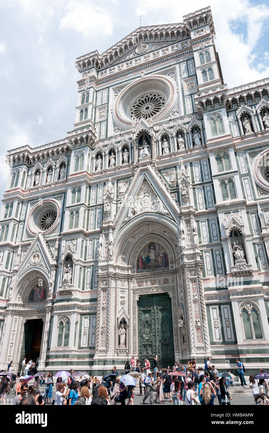Sono molti i turisti che all'entrata di uno dei più popolari attrazioni di Firenze, Italia - Cattedrale di Santa Maria del Fiore Foto Stock