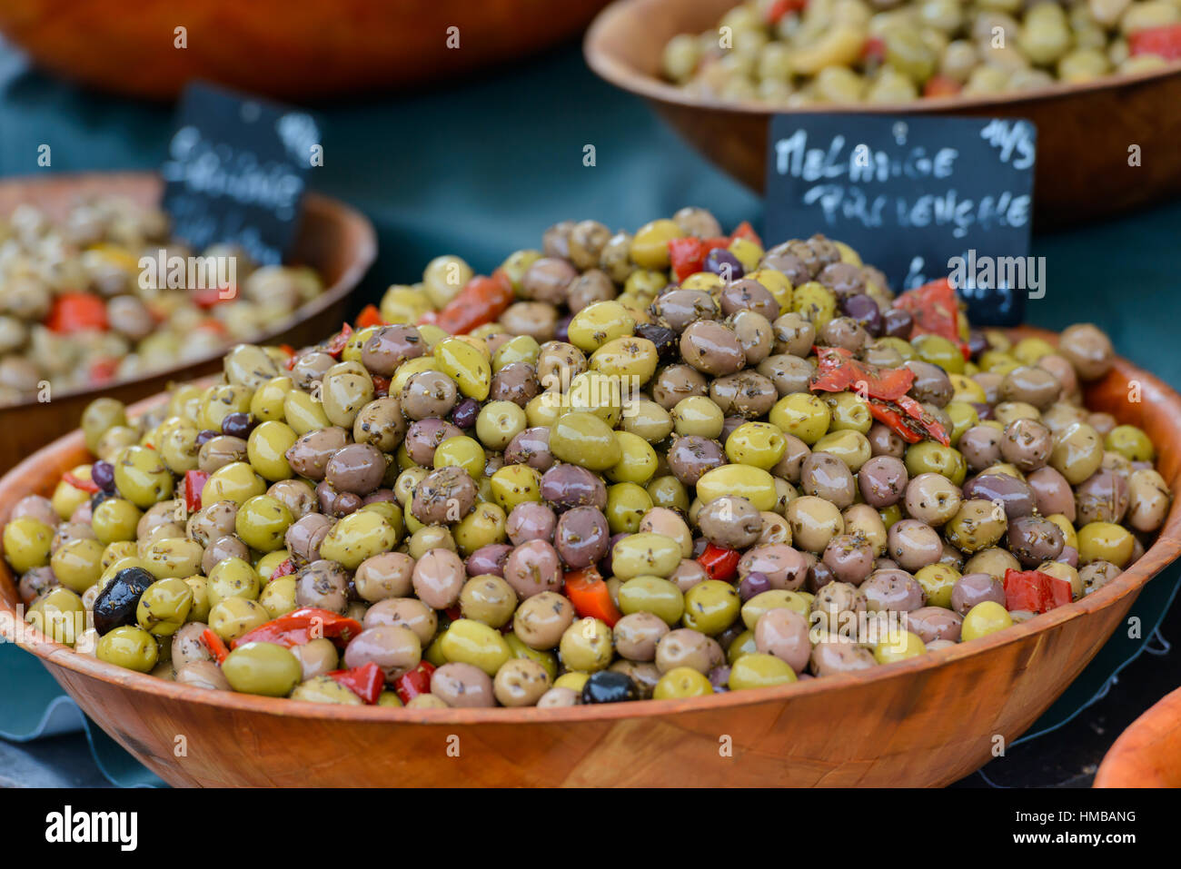 Primo piano di ciotole in legno con un sacco di olive miste verdi, nere e kalamata su uno stallo del mercato a Saint-Palais-sur-Mer, Charente-Maritime, Francia. Foto Stock