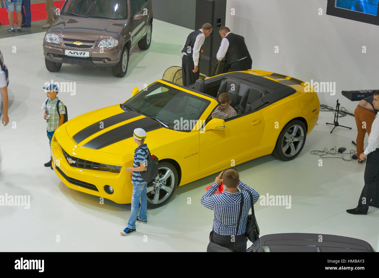 Kiev, Ucraina - 29 maggio: visitatori visitare sport modello di auto Chevrolet Camaro Ss sul display dell' ISA 2013 XXI kyiv international motor show nel ristorante Foto Stock