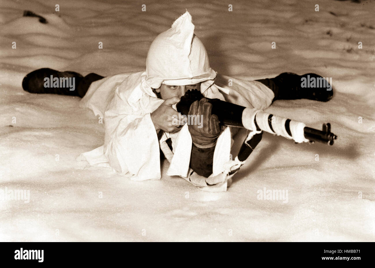 Sergt. (O T4c.) Marvin E. mezzo, Jr., dimostra il nuovo capo della neve essendo utilizzato dal primo U.S. Esercito di fanti in snow-le zone coperte in Belgio. Gli stracci bianchi sono avvolti intorno al suo fucile per ulteriori camuffamento. St. Vith. Dicembre 15, 1944. T5c. Richard A. Massenge. (Esercito) Nara il file #: 111-SC-197455 guerra & CONFLITTO PRENOTA #: 1069 Foto Stock