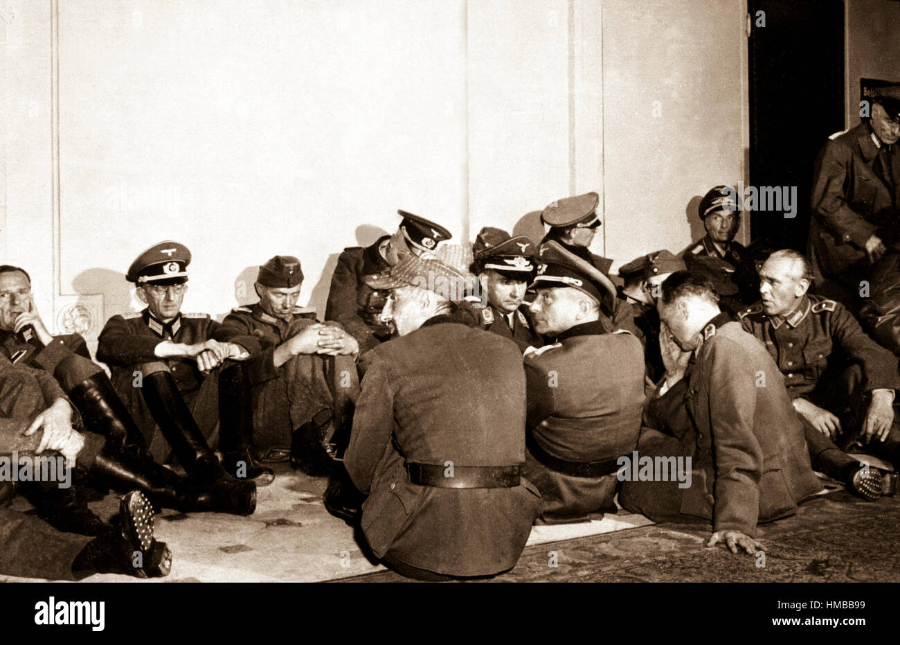 Alti ufficiali tedeschi sequestrati dalla libera le truppe francesi che liberano il loro capitale del paese sono presentate in hotel Majestic, quartier generale per la Wehrmacht nei giorni dell'occupazione nazista. Parigi, Francia, il 26 agosto 1944. Lovell. (Esercito) Nara il file #: 111-SC-193010 guerra & CONFLITTO PRENOTA #: 1293 Foto Stock