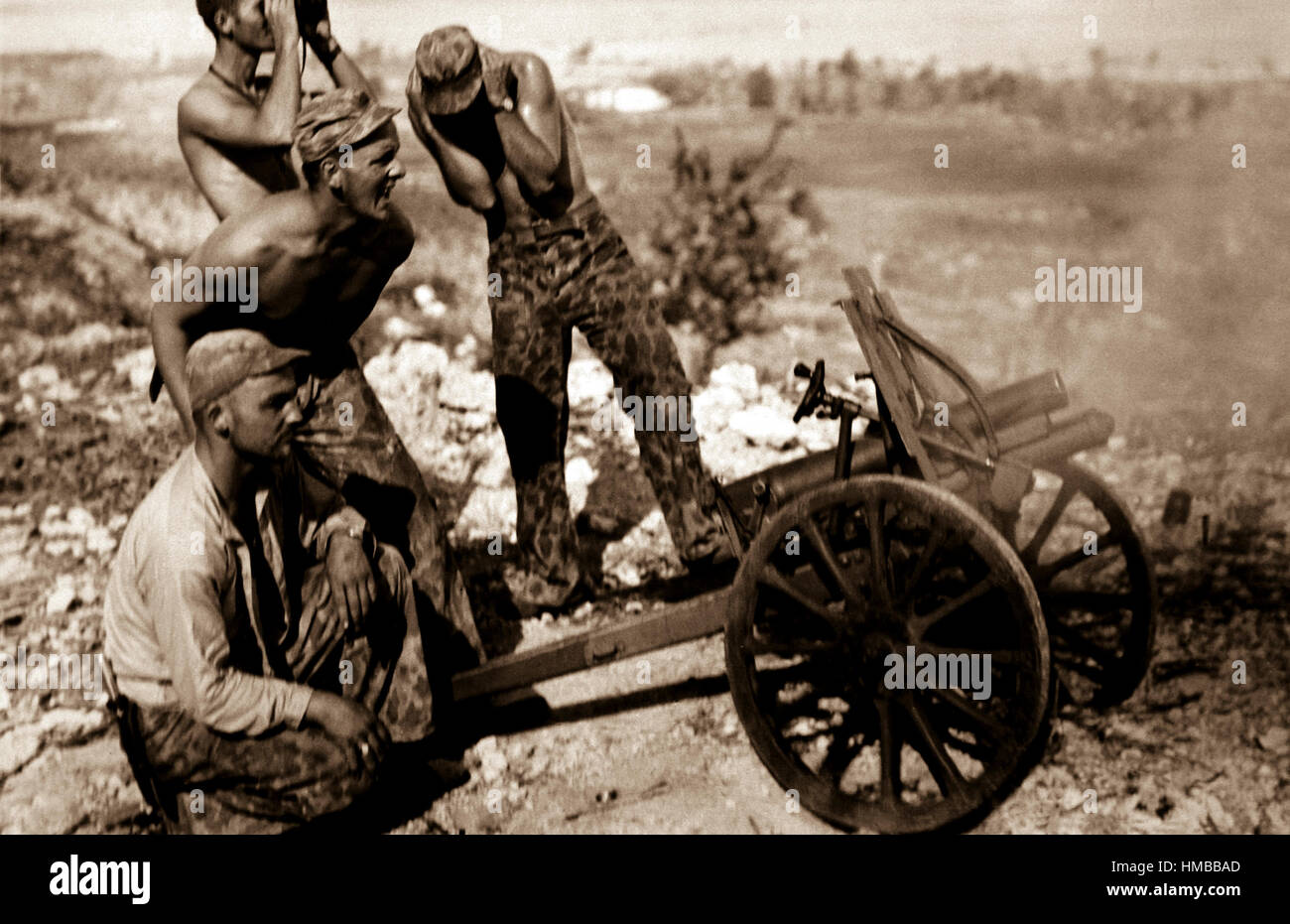 Dopo i Marines catturato questa pistola di montagna dal Japs a Saipan, hanno messo in uso durante l'attacco di Garapan, centro amministrativo dell'isola. Ca. Luglio 1944. Cpl. Angus Robertson (Marine Corps) Data esatta Shot NARA sconosciuto file #: 127-GR-114-83270 guerra & CONFLITTO PRENOTA #: 1188 Foto Stock