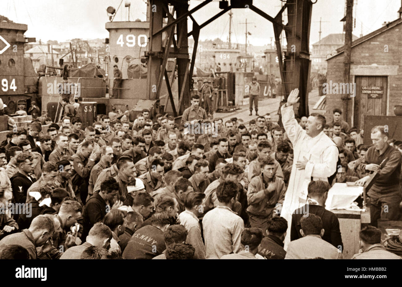 Padre (grandi) Edward J. Acque, cappellano cattolico da Oswego, New York, conduce i servizi divini su un molo per i membri del primo assalto delle truppe lanciato contro Hilter di forze sul continente. Weymouth, Inghilterra. Giugno 6, 1944. (Esercito) Nara il file #: 111-SC-190504 guerra & CONFLITTO PRENOTA #: 1039 Foto Stock