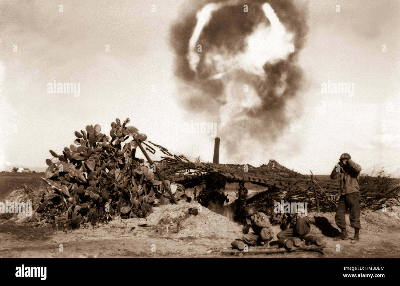 Tom lungo parla. Un 155mm gun ("Long Tom') viene incendiata dalle truppe americane. Area di Nettuno, Italia. Febbraio 13, 1944. Bonnard. (Esercito) Nara il file #: 111-SC-187704 guerra & CONFLITTO PRENOTA #: 1029 Foto Stock