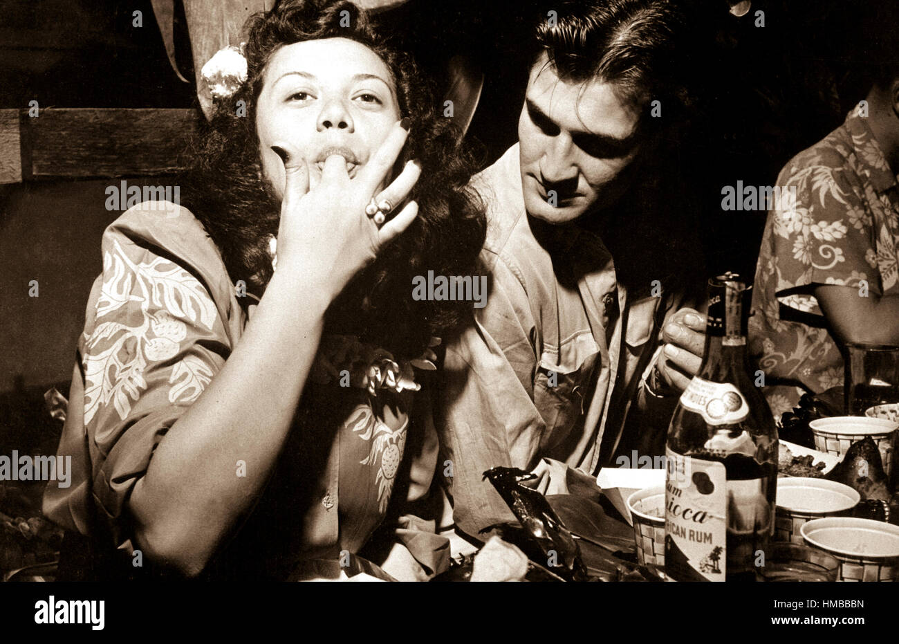 Navy piloti rilassatevi e godetevi la compagnia femminile, sport e intrattenimento a Chris Holmes Casa di riposo, mantenuta per i piloti in congedo da combattimento. Dita sostituire le forche a chow-tempo. Hawaii, marzo 1944. Lt. Comdr. Charles Fenno Jacobs. (Marina) Data esatta Shot NARA sconosciuto file #: 080-G-475089 guerra & conflitto #: 897 Foto Stock