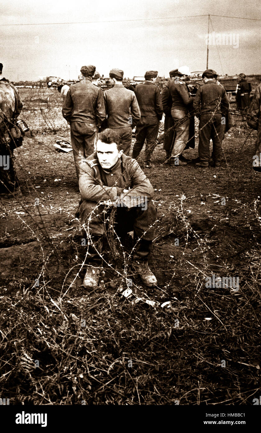 Prigionieri tedeschi, Anzio Beachhead al di sotto di Roma, sul loro modo di prigionia. L'Italia, Febbraio 1944. (Marina) Data esatta Shot NARA sconosciuto file #: 080-G-54412 guerra & CONFLITTO PRENOTA #: 1285 Foto Stock