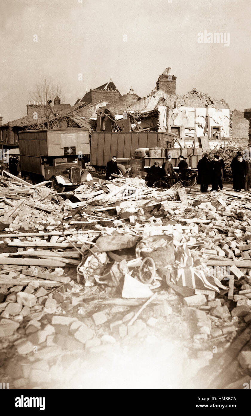 Una bandiera britannica si trova tra le macerie delle case fracassato dalla Camberwell Rd. Esplosione di un razzo. V-bomba danni, Londra, ca. 1944. (OSS) Data esatta Shot NARA sconosciuto file #: 226-fpl-VBD-13 guerra & CONFLITTO PRENOTA #: 1324 Foto Stock