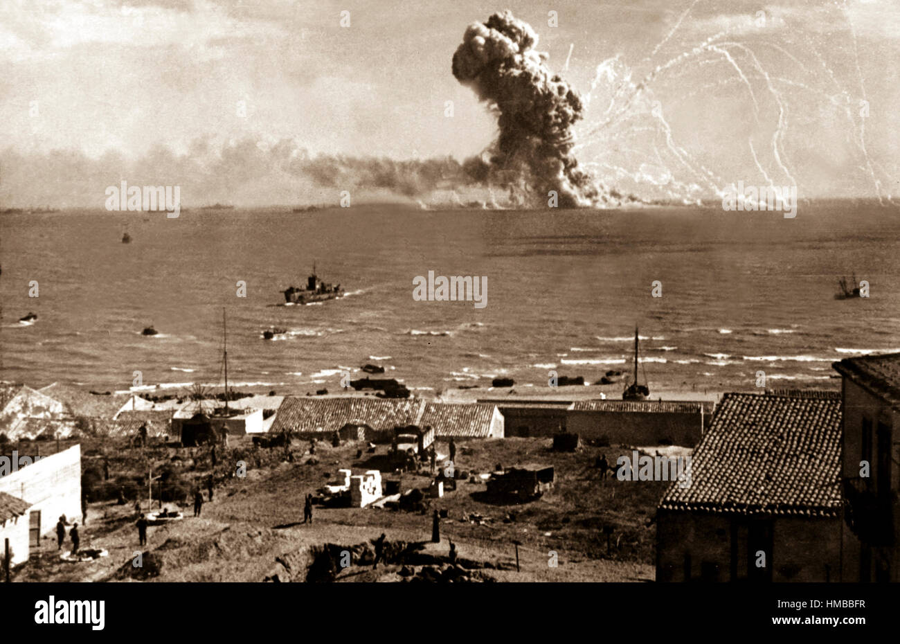 Durante l'invasione della Sicilia, un americano di nave da carico è colpito da una bomba da un aereo tedesco e il suo carico di munizioni esplode, off Gela, luglio 11, 1943. Foto Stock
