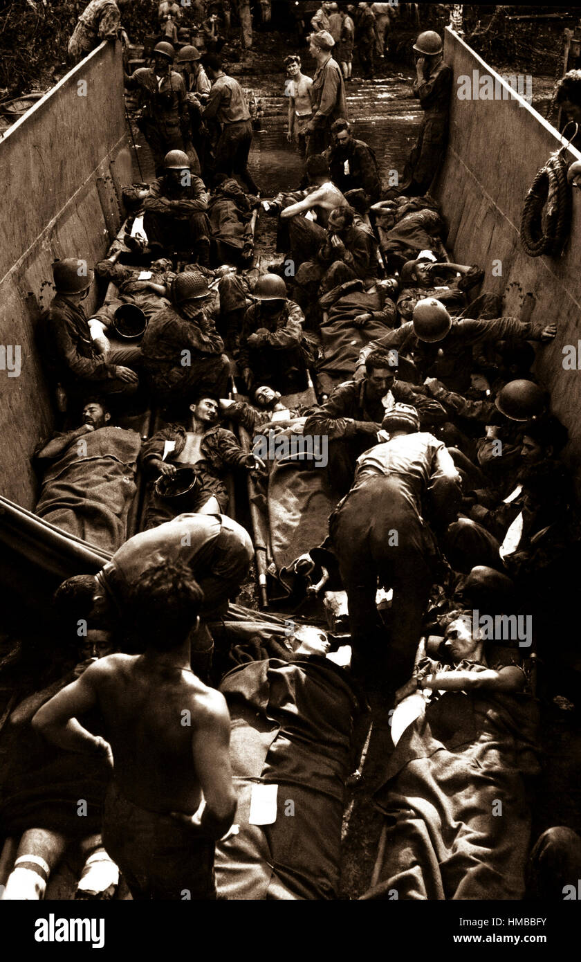 Vittime illustrato giacente sulle barelle a bordo più leggeri, Munda punto, New Georgia. Ca. Luglio/Agosto 1943. Wedlinger. (Esercito) Data esatta Shot NARA sconosciuto file #: 111-SC-180534 guerra & CONFLITTO PRENOTA #: 914 Foto Stock