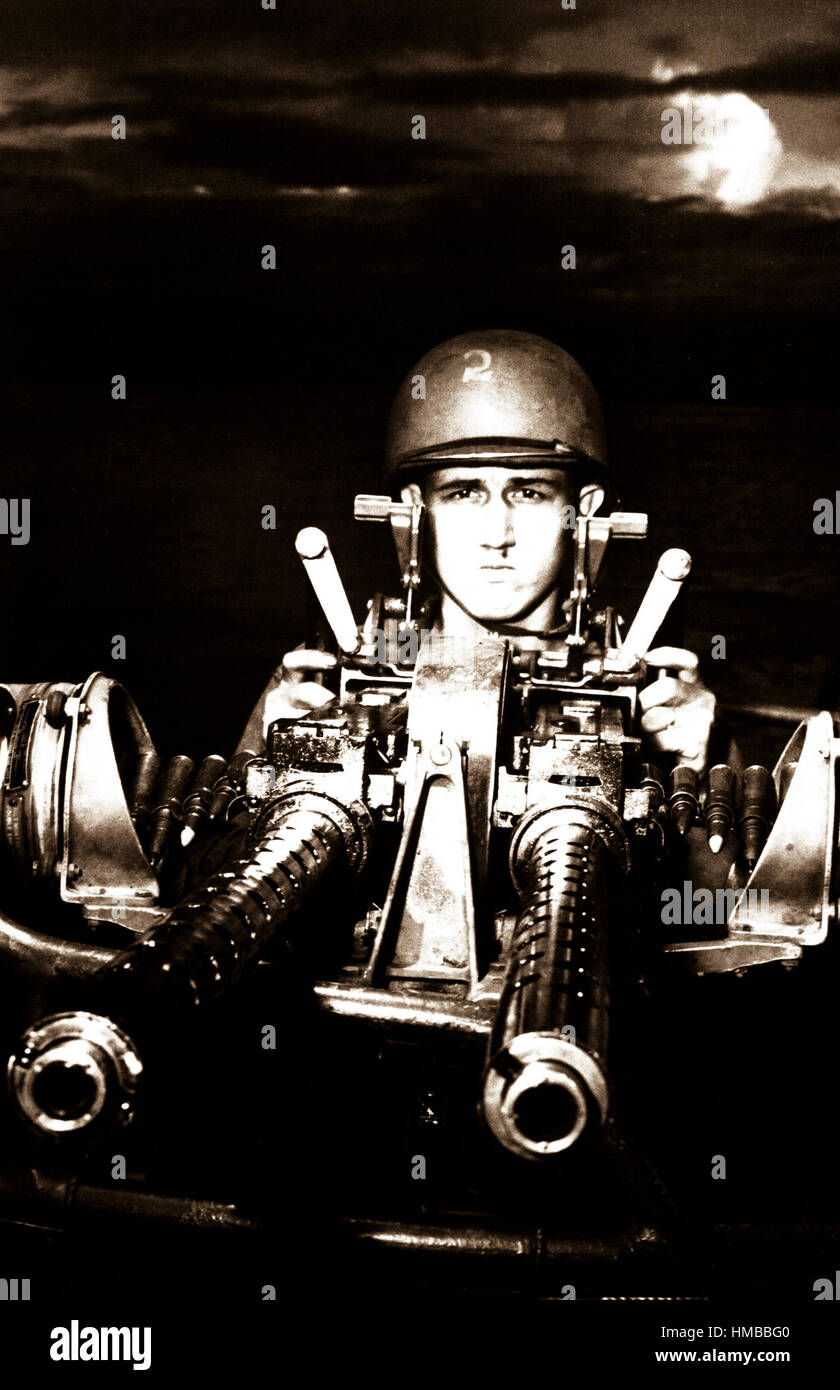 Un PT marksman fornisce un sorprendente fotocamera studio come egli attira un cordone con il suo 50 cal. mitragliatrice sulla sua barca off Nuova Guinea. Luglio 1943. (Marina) Data esatta Shot NARA sconosciuto file #: 080-G-53871 guerra & CONFLITTO PRENOTA #: 941 Foto Stock