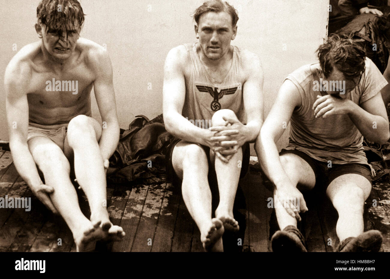 Con il suo feuhrer marchio sulla sua maglietta scivy, a catturato U-boat tedesca marinaio sembra piuttosto glum circa le sorti della guerra dopo una guardia costiera artigianale di combattimento avevano profondità-pagano il sommergibile per la sua tomba di profondità sotto la Allied rotte di navigazione. (Coast Guard) Data esatta Shot NARA sconosciuto file #: 026-G-1583 guerra & CONFLITTO PRENOTA #: 1281 Foto Stock